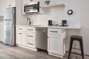 Refrigerador con freezer, microondas, placa de cocina, lavavajillas