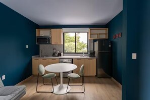 高级开间, 阳台, 城市景观 | 私人厨房 | 冰箱、微波炉、炉灶、厨具/餐具