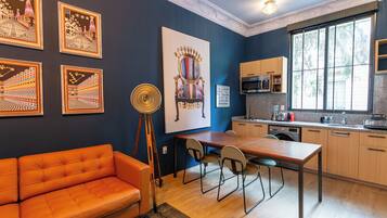 Estudio de lujo, patio | Área de sala de estar