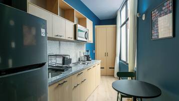 Estudio Confort | Cocina privada | Refrigerador, microondas, parrilla de estufa y utensilios de cocina
