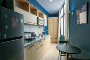 Comfort Studio | Private kitchen | Fridge, microwave, stovetop, cookware/dishes/utensils