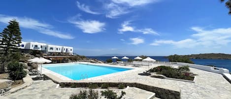 Außenpool (je nach Saison geöffnet), Sonnenschirme, Liegestühle