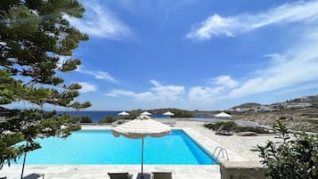 Piscina stagionale all'aperto, ombrelloni da piscina, lettini
