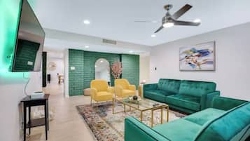 Smart TV, caminetto, videogiochi, lettore DVD