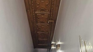 Eine Treppe mit Holzboden und einer Wandleuchte.
