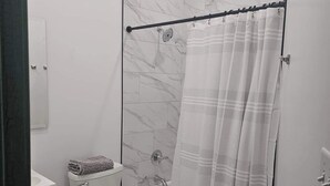Ein Badezimmer mit Toilette, Waschbecken und Badewanne.