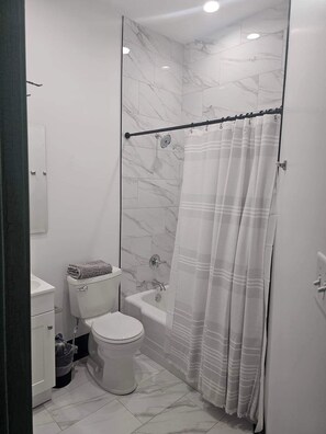 Towels, toilet paper - Charming and unique upscale 1-bedroom apartment in downtown Okmulgee (Okmulgee)