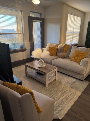 Smart-TV, Kamin, Tischtennisplatte, Stereoanlage