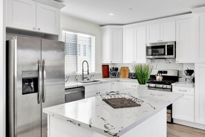 Jääkaappi, mikroaaltouuni, uuni, liesi