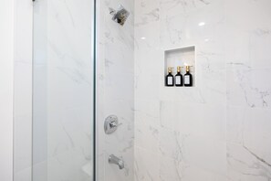 Secadora de cabello, toallas, jabón, papel de baño 