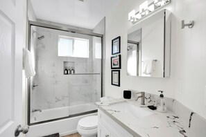 Haartrockner, Handtücher, Seife, Toilettenpapier