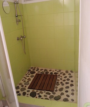 Sèche-cheveux, serviettes fournies, papier toilette