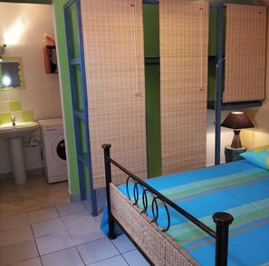 1 chambre, fer et planche à repasser, draps fournis