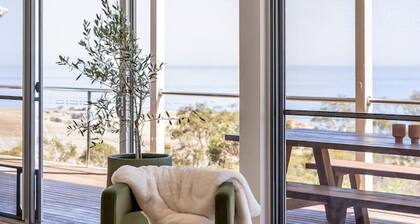 Yaringa ~ Ocean views. Sleeps 12. Sauna. Firepit