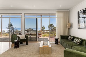 Smart TV, fireplace, stereo