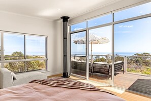 4 habitaciones, escritorio y tabla de planchar con plancha