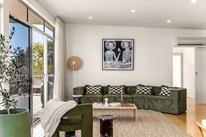 スマートテレビ、暖炉、ステレオ