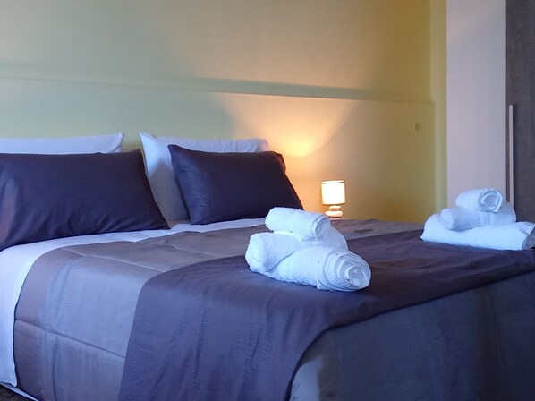 1 dormitorio, caja fuerte, tabla de planchar con plancha y cuna de viaje