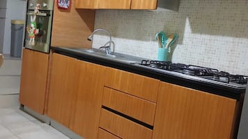 Frigorifero, microonde, piano cottura, macchina per tè/caffè