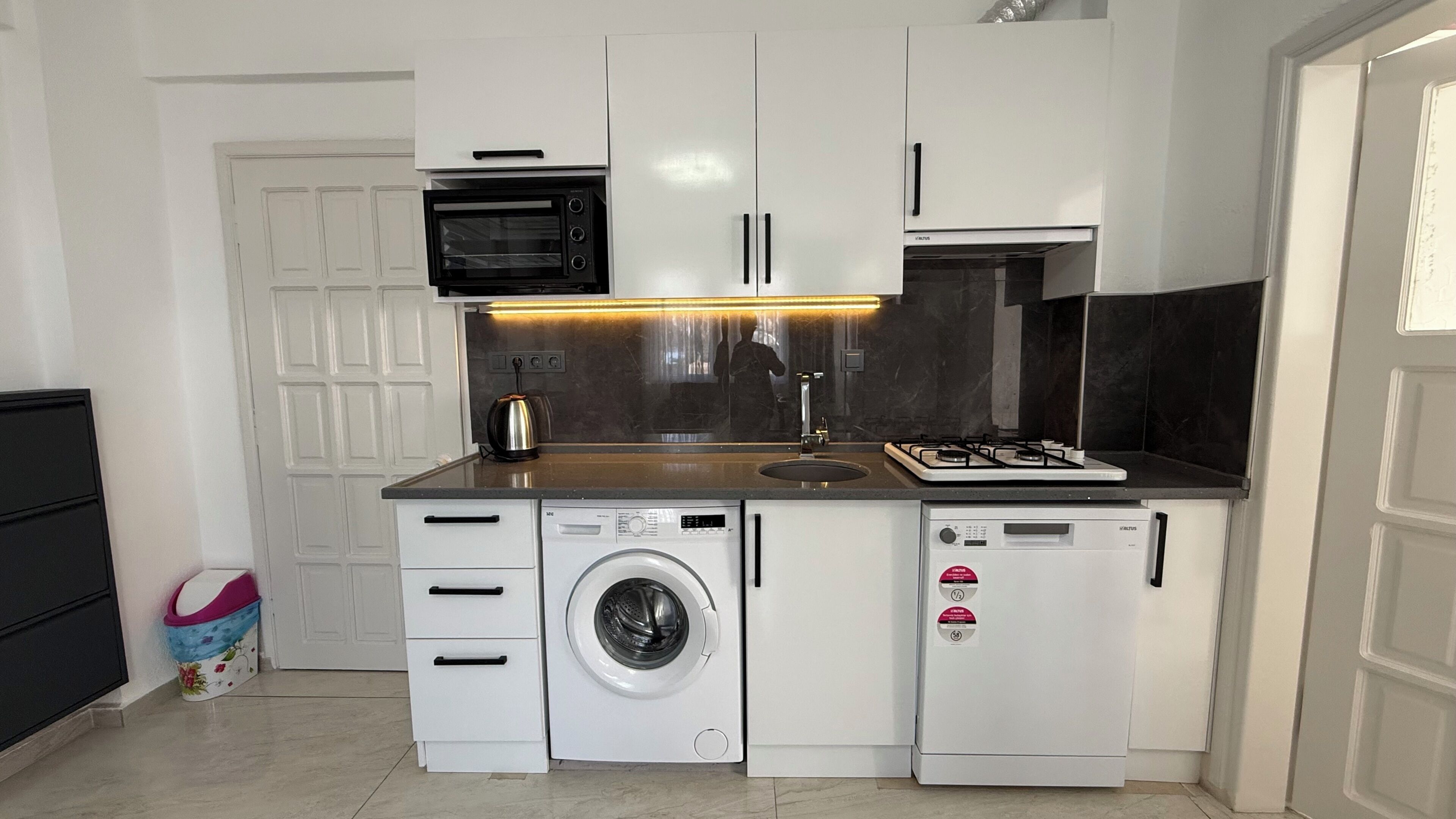 Mini-Kühlschrank, Herdplatte, Kochgeschirr/Geschirr/Besteck