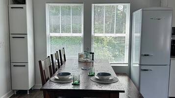 Apartment, Private Bathroom, Garden View (The Loft) | Tempat makan