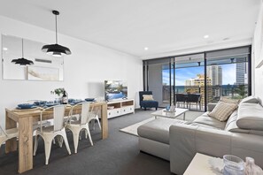 TV - Comfy 2 Bedroom Unit at Circle on Cavill - Q Stay (Surfers Paradise)