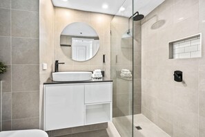 Douche, sèche-cheveux, serviettes fournies, savon