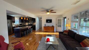 Hus, privat bad, hageutsikt (Travel Often House) | Lounge