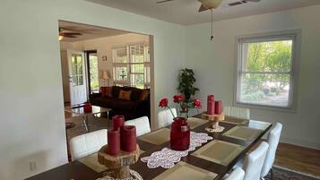 Hus, privat bad, hageutsikt (Travel Often House) | Spiseområde