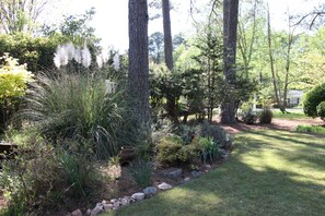 Property grounds - NEW Two Bedroom Suite Nestled in Stunning Backyard Garden (Athens)