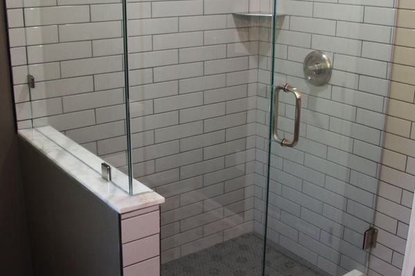 Douche, serviettes fournies, savon, papier toilette