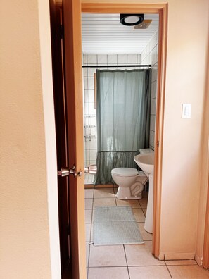 Dusch, hårtork, handdukar och tvål