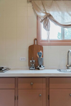 Microondas, horno, placa de cocina y papel de cocina