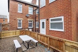Apartment, 2 Bedrooms, Garden View | Outdoor dining