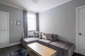 Leilighet, 2 soverom, hageutsikt | Oppholdsrom | Bøker