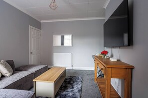 Apartment, 2 Schlafzimmer, Gartenblick | Wohnzimmer | Bücher