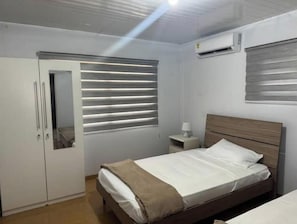 2 habitaciones, tabla de planchar con plancha, wifi y ropa de cama 