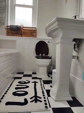 Een haardroger, handdoeken, zeep, toiletpapier