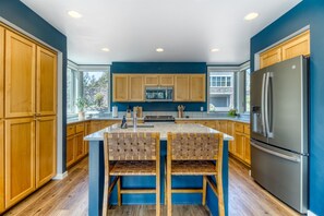 Kjøleskap, mikrobølgeovn, ovn og kokeplater