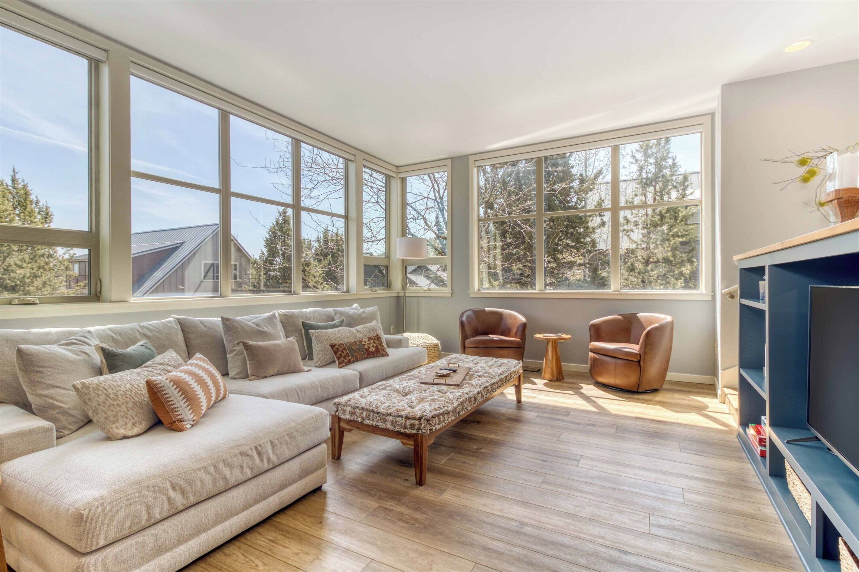 スマートテレビ、暖炉、書庫