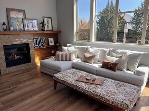 Älytelevisio, takka, kirjoja