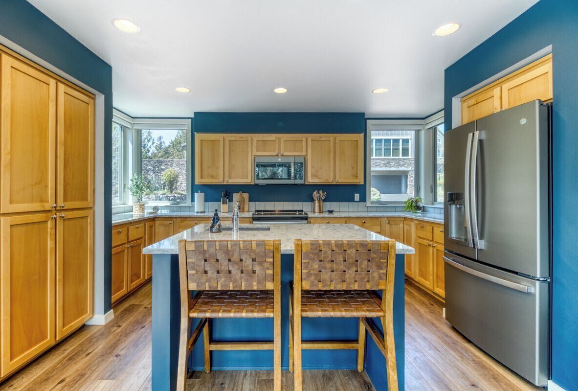 冷蔵庫、電子レンジ、オーブン、コンロ