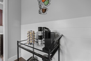 Eine Küchenarbeitsplatte mit einer Kaffeemaschine, einer Tasse und einer Dekoration.