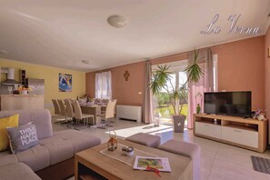 Televisie, een open haard en een dvd-speler