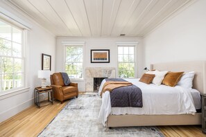 3 bedrooms, desk, WiFi, bed sheets