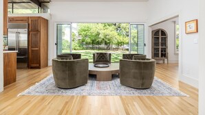 Une cuisine moderne avec des meubles en bois et un réfrigérateur encastré.