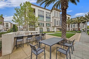 Outdoor dining - Resort Like Living in this Convenient, close to ALL,Near BART to take everywhere (Dublin)