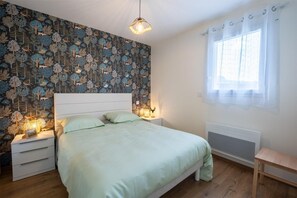 3 quartos, ferros/tábuas de passar roupa, berço de viagem