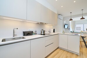 Jääkaappi, mikroaaltouuni, uuni, astianpesukone