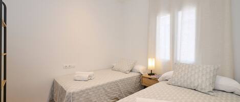 3 bedrooms, iron/ironing board, internet